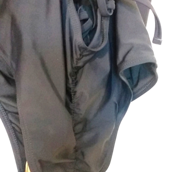 BLACK PLUNGE V-NECK CRISS-CROSS BACK RUCHED BOTTOM ONE PIECE SWIMSUIT SZ MEDIUM - Picture 8 of 9